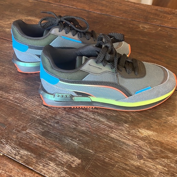 RARE!! Retro Pumas in shades of grey with great pops of color - Picture 3 of 7